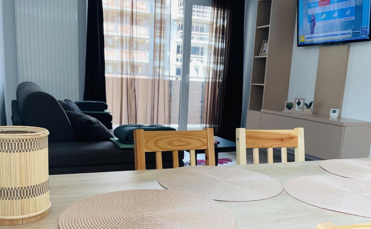 Mountain Crib In Urban Plaza W. Parking & Netflix Apartment Brașov Exterior foto